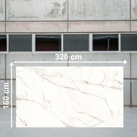 Losa grande de Blaker Calacatta Oro 320x160 cm blanca veteada en almacén industrial.