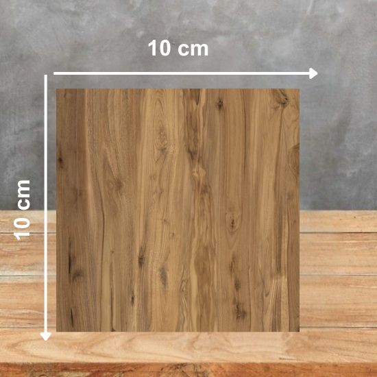 Muestra 10x10 cm de Blaker Caoba marrón con veta maderada sobre fondo gris.