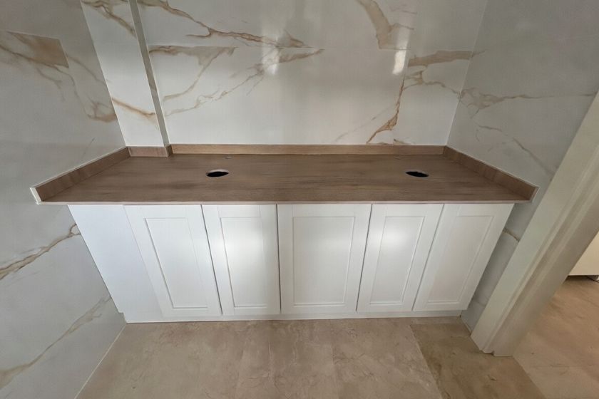 Instalación profesional de lavabo porcelánico efecto madera Ascale Boreal Sand en baño de casa en Mijas Costa 2025 con doble fregadero y acabado mate. Tonos beige arena naturales y textura realista de madera.