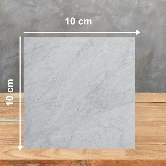 Muestra de mármol Arctic White 10x10 cm para encimeras, salpicaderos y revestimientos decorativos.