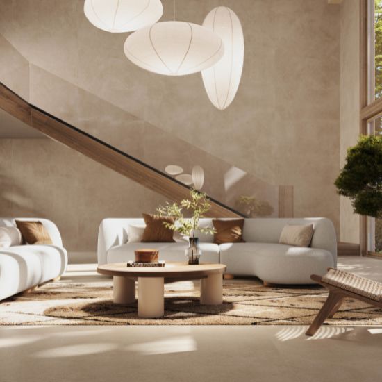 Sala moderna con credenza Venux Bellissima Beige beige veteado, sillas grises, mesa redonda y decoración en ambiente sereno.