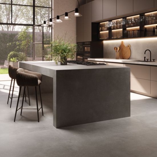 Cocina moderna con isla Venux Bellissima Grigio gris veteado, taburetes madera y gabinetes oscuros en ambiente elegante.
