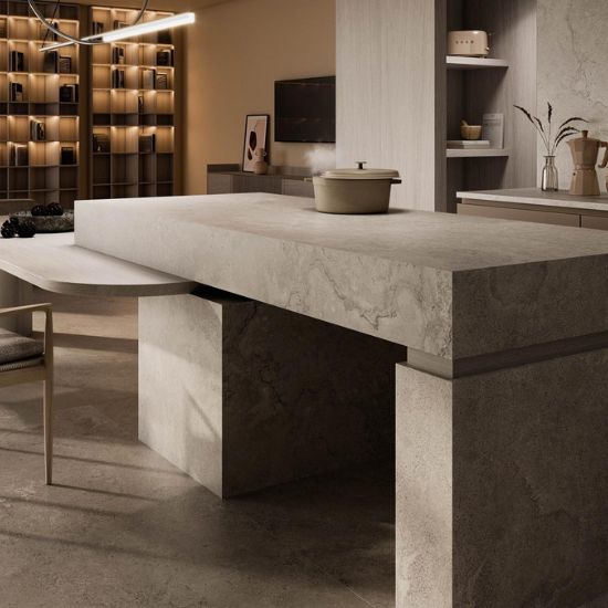 Vista cercana de encimera Venux Bourgogne Perle gris uniforme con jarrón y bol en ambiente minimalista sereno.