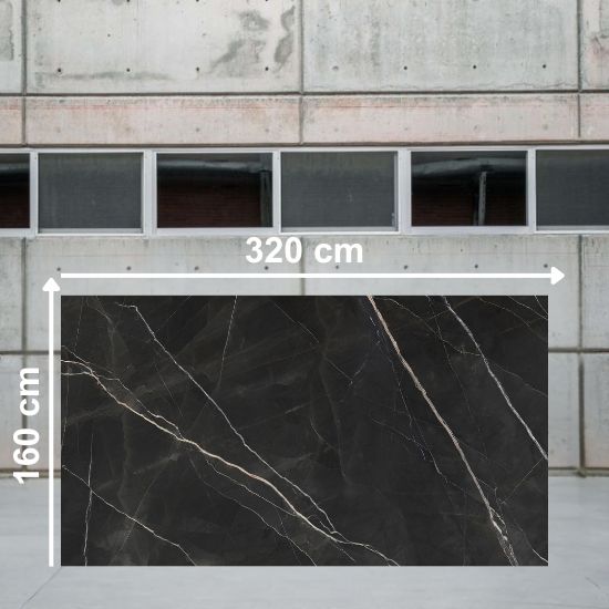 Superficie completa de Venux Calacatta Black negra con vetas blancas horizontales en patrón mármol natural.