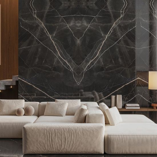 Sala moderna con pared Venux Calacatta Black negra veteada, sofá beige y mesa redonda en ambiente sereno con suelo beige, utilizando baldosas porcelánicas para un diseño duradero.