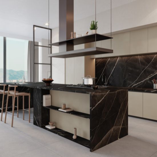 Cocina moderna con isla Venux Calacatta Black negra veteada, taburetes madera, gabinetes beige y vista urbana en ambiente lujoso.