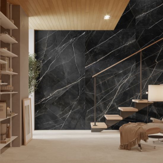 Sala moderna con pared Venux Calacatta Black negra veteada, escalera madera, lámpara y sillón en ambiente sereno con suelo beige.