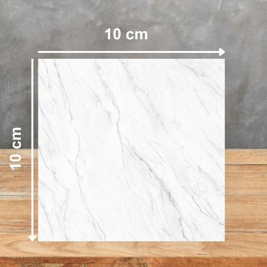 Muestra 10x10 cm de Venux Calacatta Classic blanca con vetas grises sobre fondo gris.