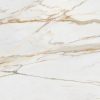 Superficie completa de Venux Calacatta Gold blanca con vetas doradas horizontales en patrón mármol natural.