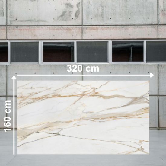 Losa grande de Venux Calacatta Gold 320x160 cm blanca veteada en almacén industrial.