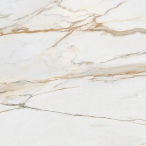 Superficie completa de Venux Calacatta Gold blanca con vetas doradas horizontales en patrón mármol natural.