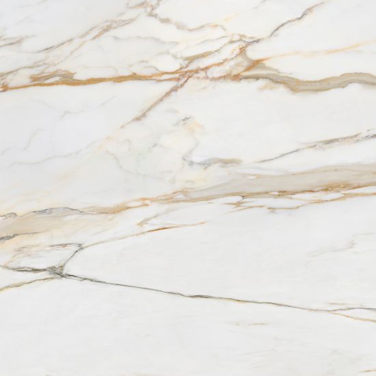 Superficie completa de Venux Calacatta Gold blanca con vetas doradas horizontales en patrón mármol natural.