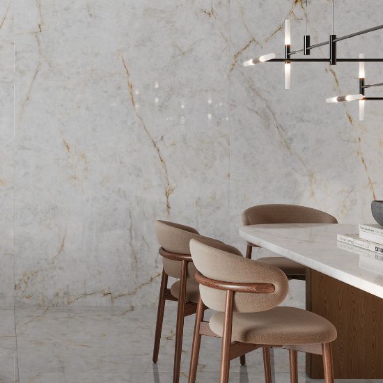 Sala con mesa de comedor Venux Aurora Crystal blanca veteada, sillas marrones y lámparas doradas en ambiente elegante.