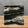 Muestra 10 x 10 cm de Granito Black Taurus, granito negro con vetas doradas y blancas sobre madera