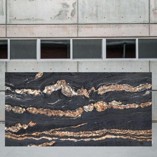 Losa jumbo de Granito Black Taurus con vetas doradas y blancas muy marcadas sobre fondo negro