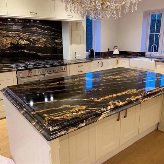 Cocina completa con isla grande en Granito Black Taurus, muebles blancos y araña de cristal