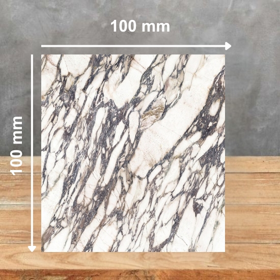 Muestra 100 x 100 mm de Sapienstone Fior di Viola 4D con veta pasante full body sobre superficie de madera