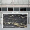 Losa jumbo de Cuarcita Belvedere de 320 x 195 cm en negro intenso con vetas doradas y blancas