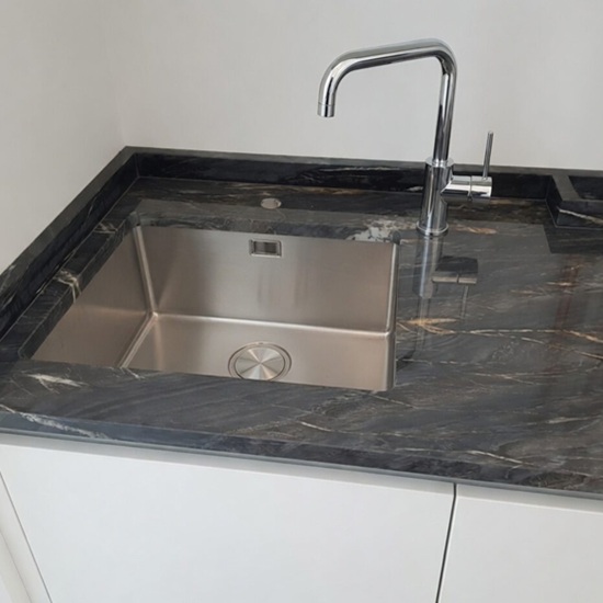 alle de encimera en Cuarcita Belvedere con fregadero de acero inoxidable y grifo cromad