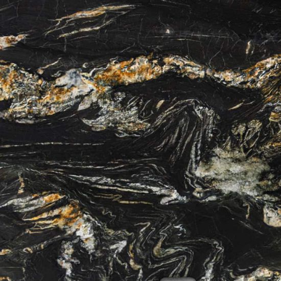 Textura macro de Cuarcita Belvedere, cuarcita negra con vetas doradas, blancas y ocres en movimiento