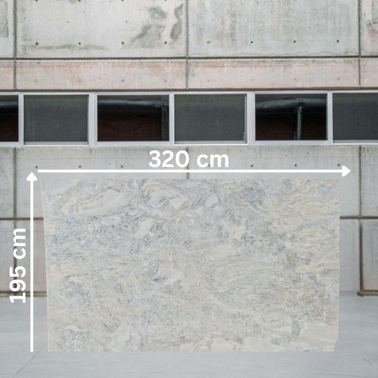 Loseta jumbo de Cuarcita Dolce Vita de 320 x 195 cm con vetas suaves en tonos blanco, gris y beige