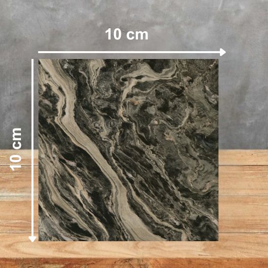 Muestra 10 x 10 cm de Cuarcita Verde Amazona con vetas beige y crema sobre fondo negro-verde