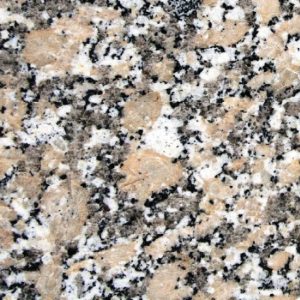 Textura detallada del Granito Crema Julia, granito crema con motas negras y grises