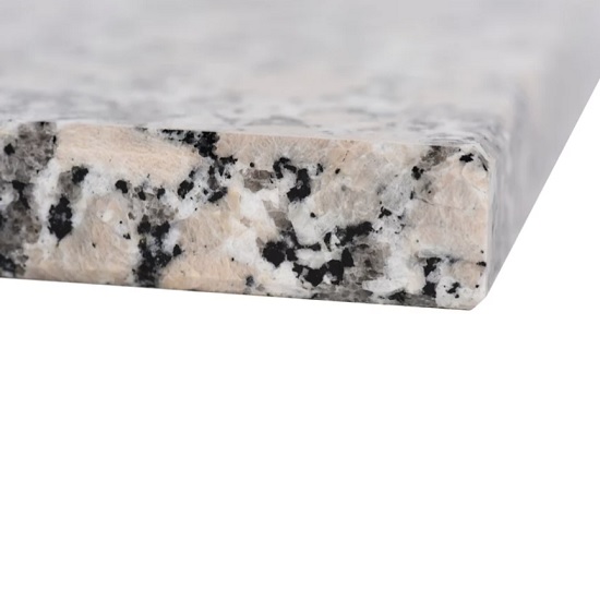 Canto pulido del Granito Mondariz, granito crema con motas negras y grises