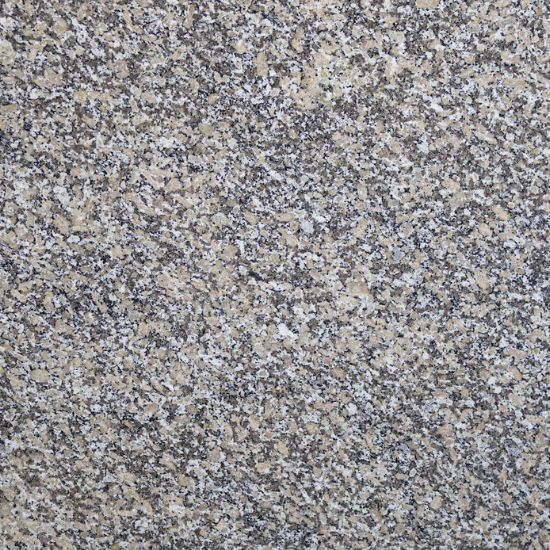 Textura detallada del Granito Mondariz, granito crema con motas negras y grises