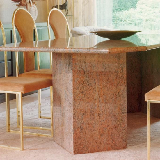 esa de comedor con tapa y base en Granito Rojo Multicolor y sillas doradas