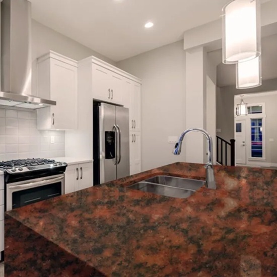 Encimera de Granito Rojo Multicolor con fregadero y cocina de gas en cocina blanca