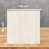 Muestra 100 x 100 mm de Sapienstone Travessa efecto Travertino Romano sobre superficie de madera