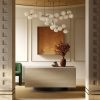 Consola o mueble auxiliar en Sapienstone Travessa efecto Travertino Romano en salón elegante con lámpara de diseño
