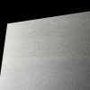 Textura macro de Sapienstone Travessa sobre fondo negro, mostrando el acabado mate y vetas del Travertino Romano