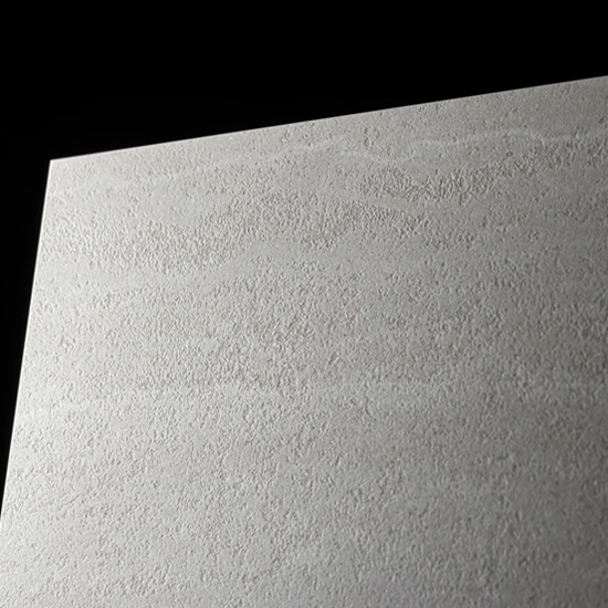 Textura macro de Sapienstone Travessa sobre fondo negro, mostrando el acabado mate y vetas del Travertino Romano