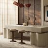 Isla de cocina moderna en Sapienstone Travessa efecto Travertino Romano con taburetes y armarios de madera