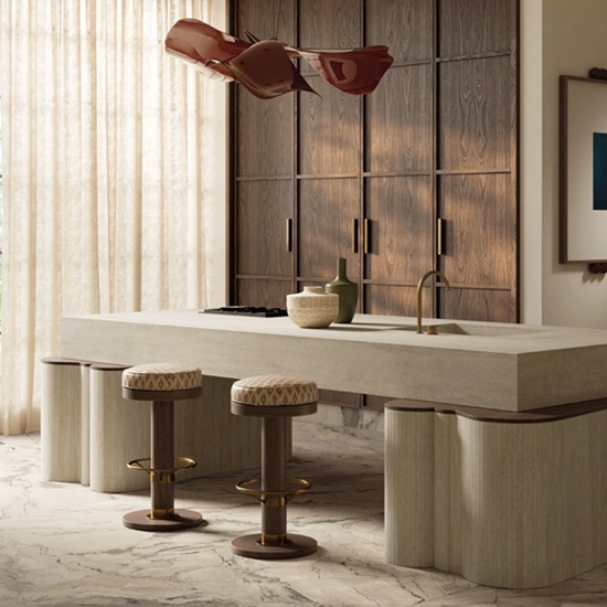 Isla de cocina moderna en Sapienstone Travessa efecto Travertino Romano con taburetes y armarios de madera