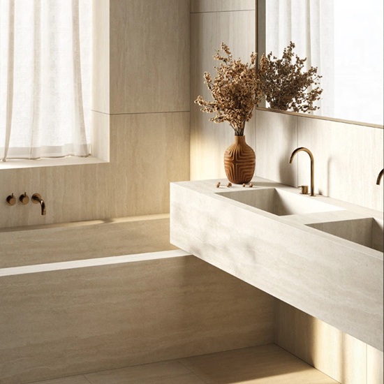 Mueble de baño flotante en Sapienstone Travessa efecto Travertino Romano con doble lavabo y bañera