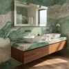 Mueble de baño flotante en Sensa Kaira cuarcita verde natural con doble lavabo blanco y espejo, efecto mármol verde