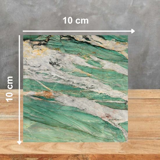 Muestra 10 x 10 cm de Sensa Kaira cuarcita verde natural con vetas blancas y doradas sobre madera