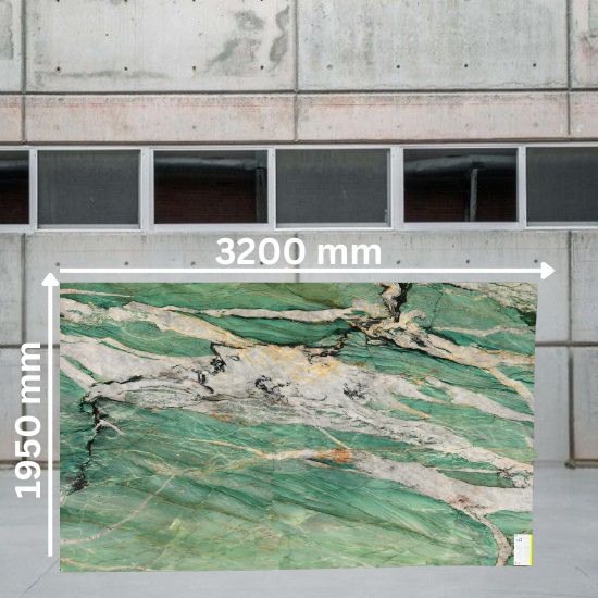 Loseta jumbo Sensa Kaira de 3200 x 1950 mm en cuarcita verde natural con vetas blancas y doradas