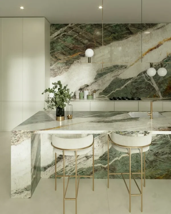 Isla de cocina completa en Sensa Kaira cuarcita verde natural con taburetes y fondo de mármol verde