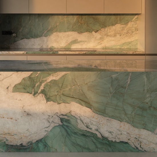 Salpicadero y encimera en Sensa Kaira cuarcita verde natural con vetas blancas y doradas en cocina moderna