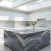 Isla central con encimera cuarcita Fusion Blue en cocina blanca minimalista