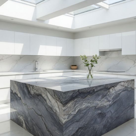 Isla central con encimera cuarcita Fusion Blue en cocina blanca minimalista