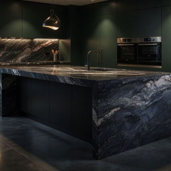 Encimera cuarcita Fusion Blue en cocina verde oscura moderna