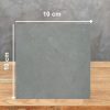 Muestra 10 x 10 cm de Pizarra Celeste en acabado rugoso sobre superficie de madera