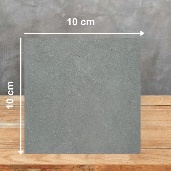 Muestra 10 x 10 cm de Pizarra Celeste en acabado rugoso sobre superficie de madera