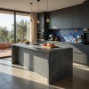 Isla central de cocina en Pizarra Celeste con muebles blancos y ventanale