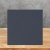 Muestra 10 x 10 cm de Pizarra Negra Lisa en acabado liso sobre superficie de madera